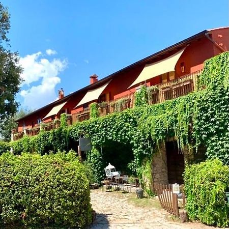 Casette Rosse Nel Borgo Medievale Di Fossanova Latina Exterior foto
