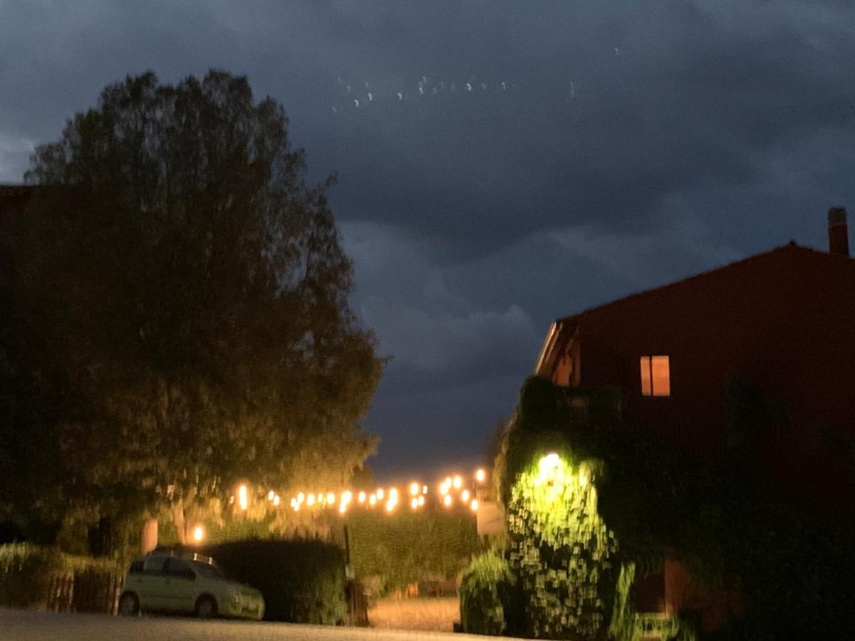 Casette Rosse Nel Borgo Medievale Di Fossanova Latina Exterior foto
