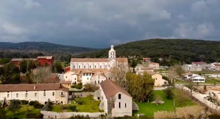 Casette Rosse Nel Borgo Medievale Di Fossanova Latina Exterior foto