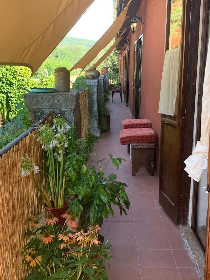 Casette Rosse Nel Borgo Medievale Di Fossanova Latina Exterior foto