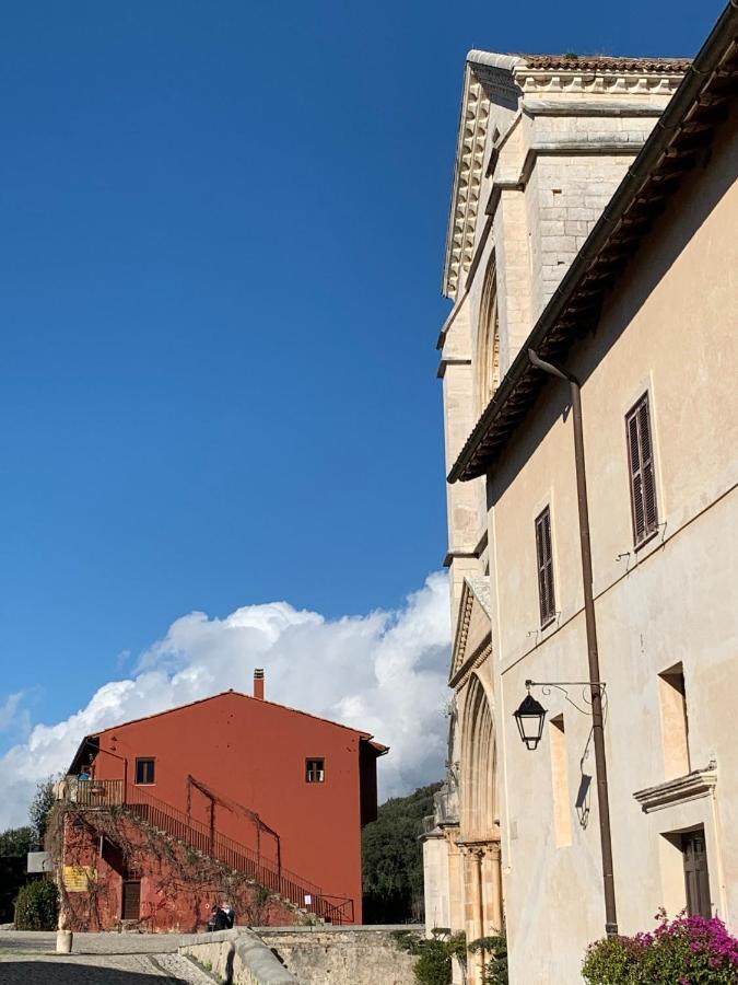 Casette Rosse Nel Borgo Medievale Di Fossanova Latina Exterior foto