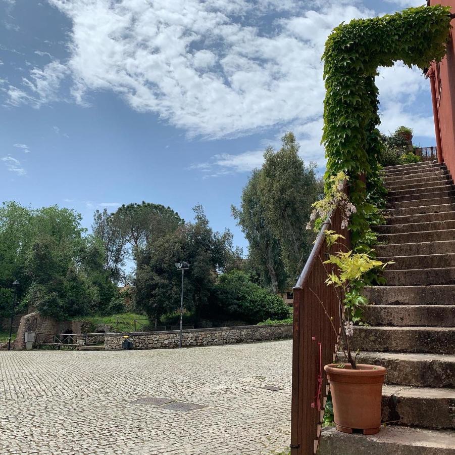 Casette Rosse Nel Borgo Medievale Di Fossanova Latina Exterior foto