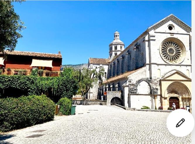 Casette Rosse Nel Borgo Medievale Di Fossanova Latina Exterior foto